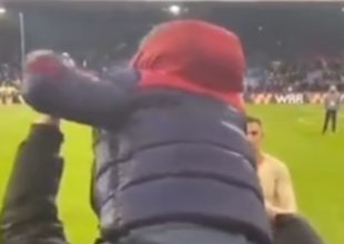 Οπαδός άρπαξε με το “έτσι θέλω” τη φανέλα του Χέντερσον μετά το Κρίσταλ Πάλας – Λίβερπουλ