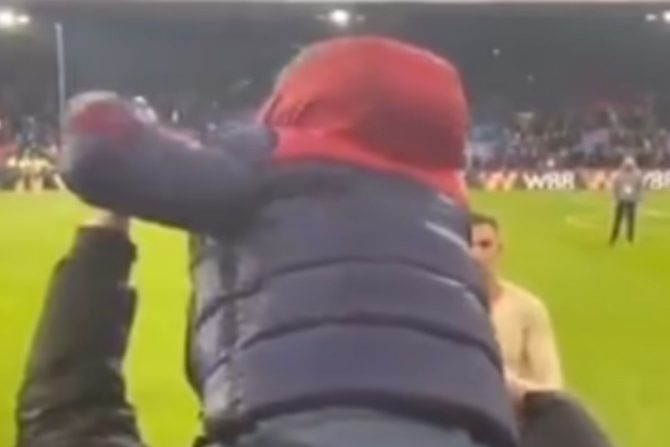 Οπαδός άρπαξε με το “έτσι θέλω” τη φανέλα του Χέντερσον μετά το Κρίσταλ Πάλας – Λίβερπουλ