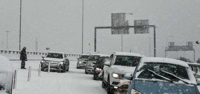 Κακοκαιρία Ελπίς: Στους δρόμους ο Στρατός για το χάος στην Αττική Οδό – Γενική αργία την Τρίτη στη χώρα