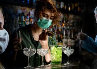 Νέα μέτρα: Ερχεται lockdown στους ανεμβολίαστους σε εστίαση και διασκέδαση – Ούτε με rapid test θα μπαίνουν