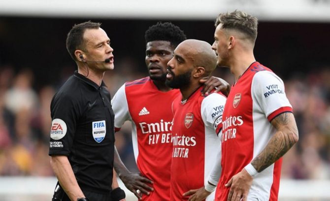 Έξαλλος Λακαζέτ με τον διαιτητή του Άρσεναλ-Σίτι