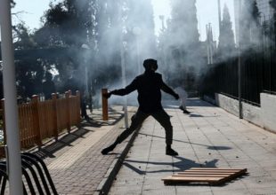 Ένταση έξω από το υπουργείο Παιδείας στο Μαρούσι