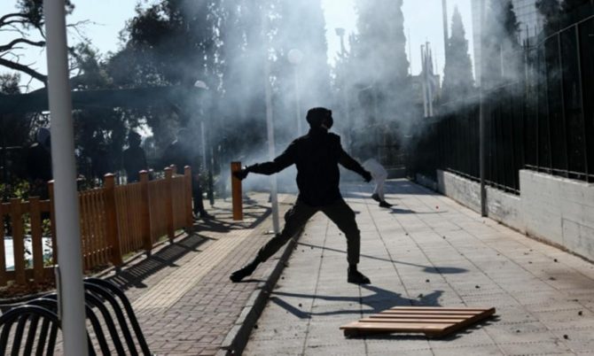 Ένταση έξω από το υπουργείο Παιδείας στο Μαρούσι