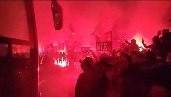 Τρέλα στους οπαδούς της Μίλαν για το ντέρμπι, έκλεισαν τον δρόμο και «ντόπαραν» την ομάδα