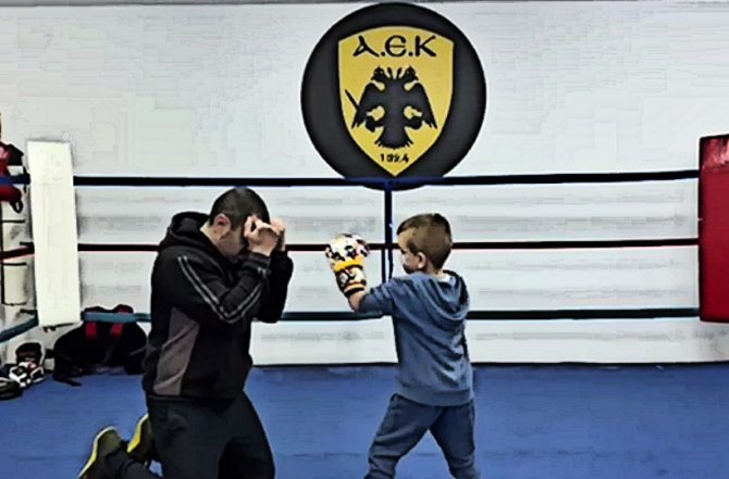 Πυγμαχία: Ο μικρός ΑΕΚτζής που «μάχεται» στα κιτρινόμαυρα (VIDEO)