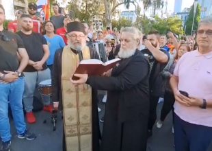 Τζόκοβιτς: Ιερείς στην νέα συγκέντρωση έξω από το ξενοδοχείο του, είπαν και προσευχή