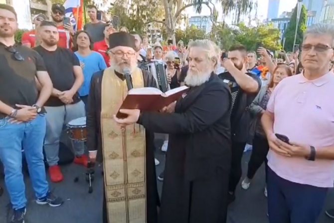 Τζόκοβιτς: Ιερείς στην νέα συγκέντρωση έξω από το ξενοδοχείο του, είπαν και προσευχή
