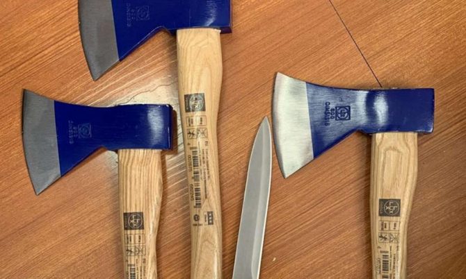 Δεκαπέντε συλλήψεις πριν το Απόλλων Σμύρνης-Άρης: Κατασχέθηκαν τσεκούρια, σουγιάδες, φωτοβολίδες
