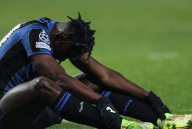 Πλήγμα για την Αταλάντα: Επέστρεψε και βγήκε μετά από 13 λεπτά ο Ζαπάτα