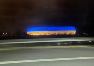 Μπάγερν: Στα χρώματα της Ουκρανικής σημαίας η Αλιάνζ Αρένα