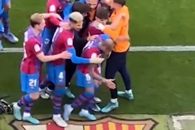 Ο Άλβες απέφυγε να πατήσει το σήμα της Μπαρτσελόνα στους πανηγυρισμούς του γκολ του με την Ατλέτικο