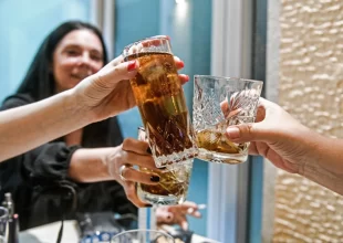 Αρση μέτρων: Αποφάσεις σήμερα για διασκέδαση, σχολικές εκδρομές και γήπεδα – Τι θα ισχύσει για τις μάσκες