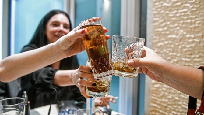 Αρση μέτρων: Αποφάσεις σήμερα για διασκέδαση, σχολικές εκδρομές και γήπεδα – Τι θα ισχύσει για τις μάσκες