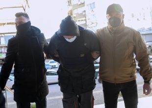Δολοφονία 19χρονου: Στον Εισαγγελέα με αλεξίσφαιρο γιλέκο ο 23χρονος, “δολοφόνε” φώναζε ο κόσμος