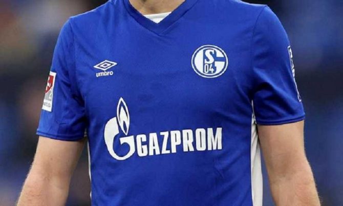 Η Σάλκε βγάζει από τη φανέλα της τη Gazprom λόγω της εισβολής των Ρώσων στην Ουκρανία Η Σάλκε βγάζει από τη φανέλα της τη Gazprom λόγω της εισβολής των Ρώσων στην Ουκρανία