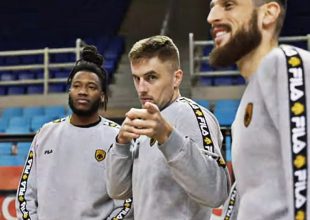 Μαυροειδής και Χάμερ εύχονται στους… ερωτευμένους (VIDEO)