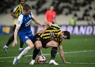 ΑΕΚ: «Πες μας γιατί δεν έδωσες το πέναλτι;»