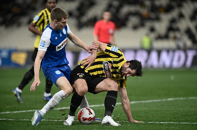 ΑΕΚ: «Πες μας γιατί δεν έδωσες το πέναλτι;»