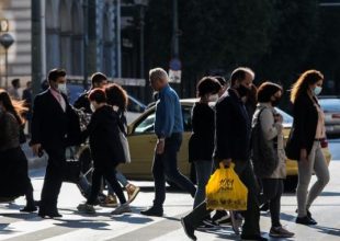 Κατάργηση μάσκας σε εξωτερικούς χώρους θέλει η κυβέρνηση