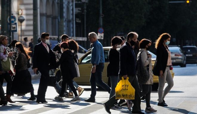 Κατάργηση μάσκας σε εξωτερικούς χώρους θέλει η κυβέρνηση