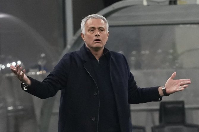 Μουρίνιο σε δημοσιογράφο: “Νόμιζες ότι θα ερχόμουν με μαυρισμένα μάτια”