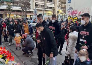 Αντιπροσωπεία της ΚΑΕ Ολυμπιακός στο σημείο που δολοφονήθηκε ο Άλκης
