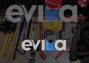 Οπλοστάσιο σε σπίτι συλληφθέντα για οπαδικά στη Χαλκίδα: Τσεκούρι, ρόπαλα, μαχαίρι, τέιζερ και όπλο!