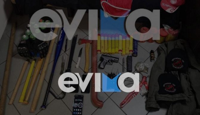 Οπλοστάσιο σε σπίτι συλληφθέντα για οπαδικά στη Χαλκίδα: Τσεκούρι, ρόπαλα, μαχαίρι, τέιζερ και όπλο!