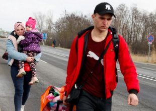 Ουρές χιλιομέτρων στα σύνορα Ουκρανίας με Ουγγαρία: Έφευγαν ακόμα και με τα πόδια
