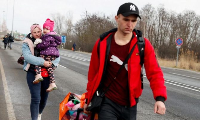 Ουρές χιλιομέτρων στα σύνορα Ουκρανίας με Ουγγαρία: Έφευγαν ακόμα και με τα πόδια