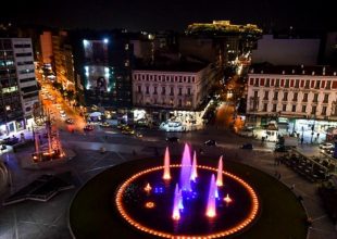 Φωταγωγείται στα χρώματα της ουκρανικής σημαίας η πλατεία Ομονοίας