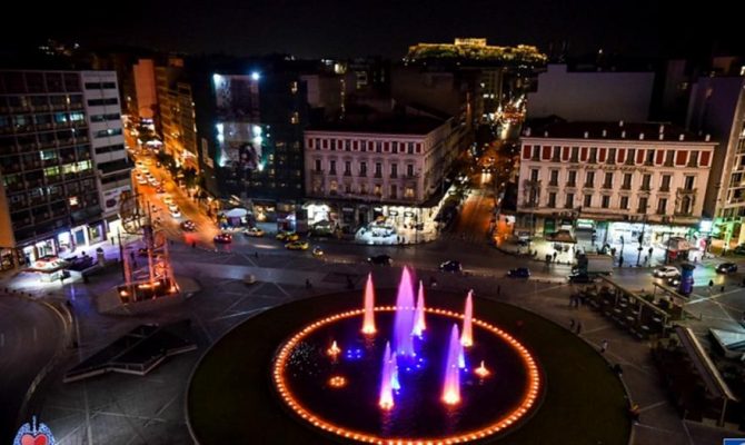 Φωταγωγείται στα χρώματα της ουκρανικής σημαίας η πλατεία Ομονοίας