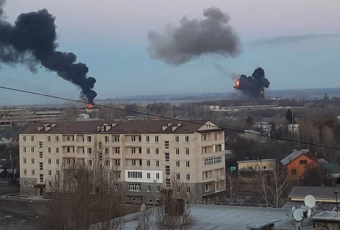 Πόλεμος στην Ουκρανία: Κατελήφθη το αεροδρόμιο στο Κίεβο – Καίγεται η Υπηρεσία Πληροφοριών (vid)