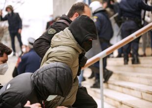 Δολοφονία Άλκη: Οργή και ξέσπασμα του πλήθους κατά των κατηγορούμενων – “Είστε δολοφόνοι”