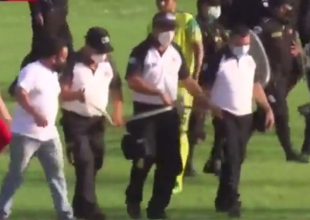 Φίδι-εισβολέας σκόρπισε πανικό σε ποδοσφαιρικό ματς στην Γουατεμάλα