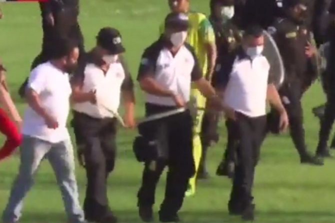 Φίδι-εισβολέας σκόρπισε πανικό σε ποδοσφαιρικό ματς στην Γουατεμάλα