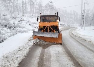 Σε εξέλιξη η κακοκαιρία – Χιόνια σε Ιπποκράτειο Πολιτεία, χιονοθύελλα στην Πάρνηθα