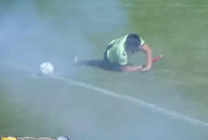 Οπαδοί εκτόξευσαν φωτοβολίδα σε βοηθό διαιτητή και τον έστειλαν στο νοσοκομείο