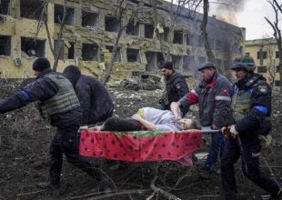Μαριούπολη: Οι έγκυες που σώθηκαν από το μαιευτήριο είχαν μεταφερθεί στο βομβαρδισμένο θέατρο