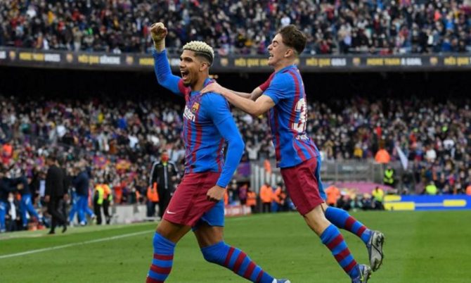 Η Μπαρτσελόνα κινδυνεύει να χάσει Αραούχο και Γκάβι το 2023