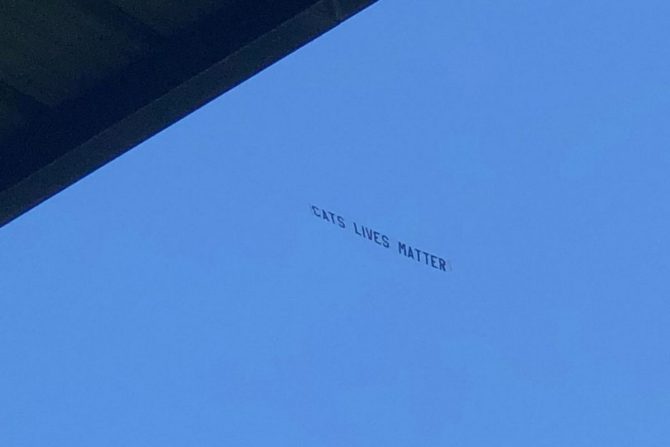 Λίβερπουλ – Γουεστ Χαμ: Πανό για τον Ζούμπα στον “ουρανό” του Άνφιλντ που έγραφε “Cat’s Lives Matter”