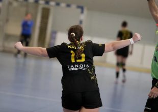 Νίκη και «αγκαλιά» με την άνοδο η ΑΕΚΑΡΑ