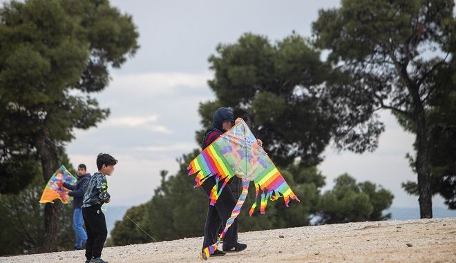 Ο καιρός το τριήμερο της Καθαράς Δευτέρας: «Κούλουμα» με νοτιάδες – Πότε αναμένονται χιόνια