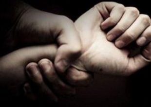 Σοκ στη Θεσσαλονίκη: Βίαζε την ανήλικη κόρη της συντρόφου του