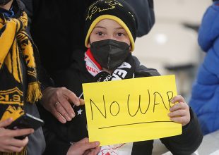 Μικρός ΑΕΚτζής με πανό «NO WAR» στο ΑΕΚ – ΠΑΟΚ (ΦΩΤΟ)