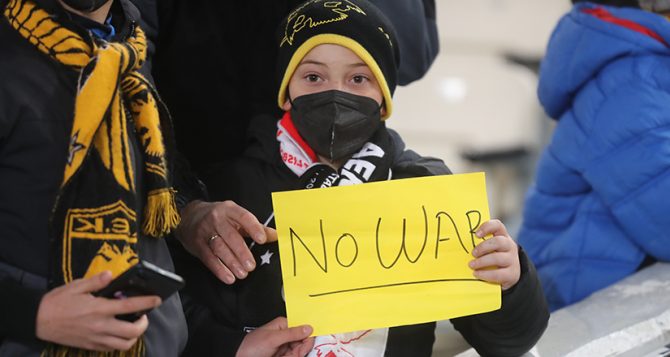 Μικρός ΑΕΚτζής με πανό «NO WAR» στο ΑΕΚ – ΠΑΟΚ (ΦΩΤΟ)