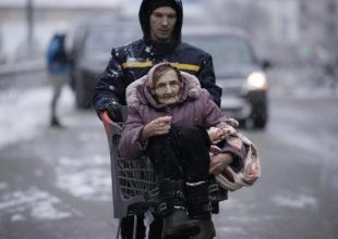 Ουκρανία: Καταγγελία για βομβαρδισμό γηροκομείου με 56 νεκρούς»