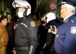 Πάτρα: Οργισμένο πλήθος έξω από το σπίτι της Ρούλας Πισπιρίγκου