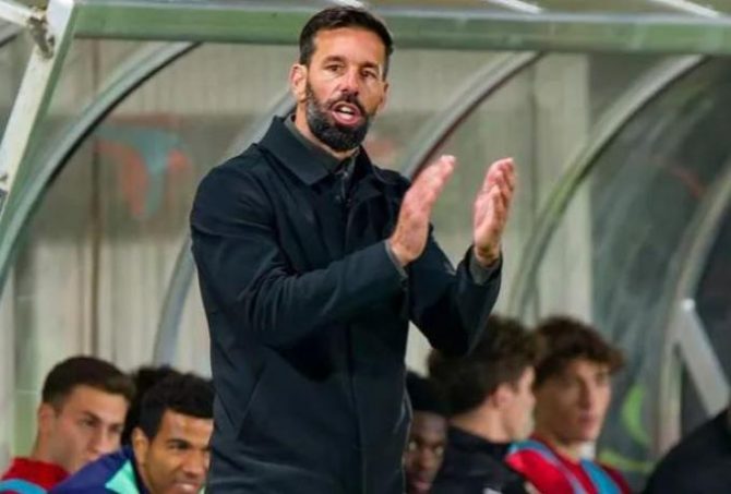 Φαβορί για τον πάγκο της Αϊντχόφεν ο Φαν Νίστελροϊ