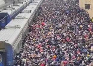 Εικόνες απόγνωσης από Χάρκοβο και Ζαπορίζια – Χιλιάδες συνωστίζονται σε σιδηροδρομικούς σταθμούς
